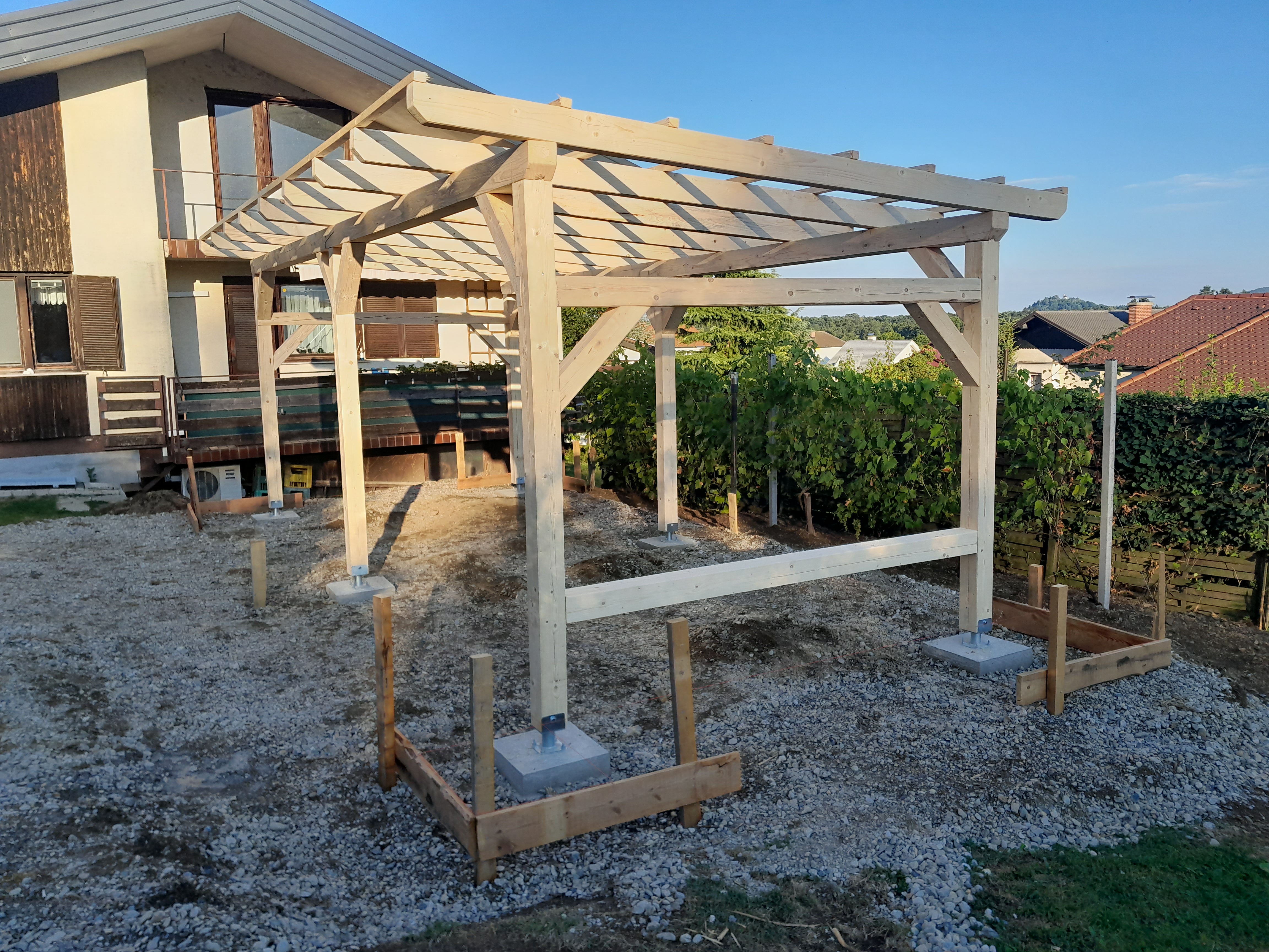 Carport Konstruktion aus Holz – Aufbau einer maßgefertigten Überdachung