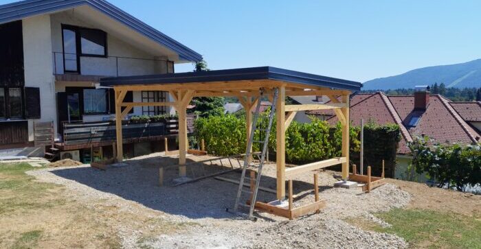 Individueller Holz Carport in Hanglage – stabile und passgenaue Carportkonstruktion