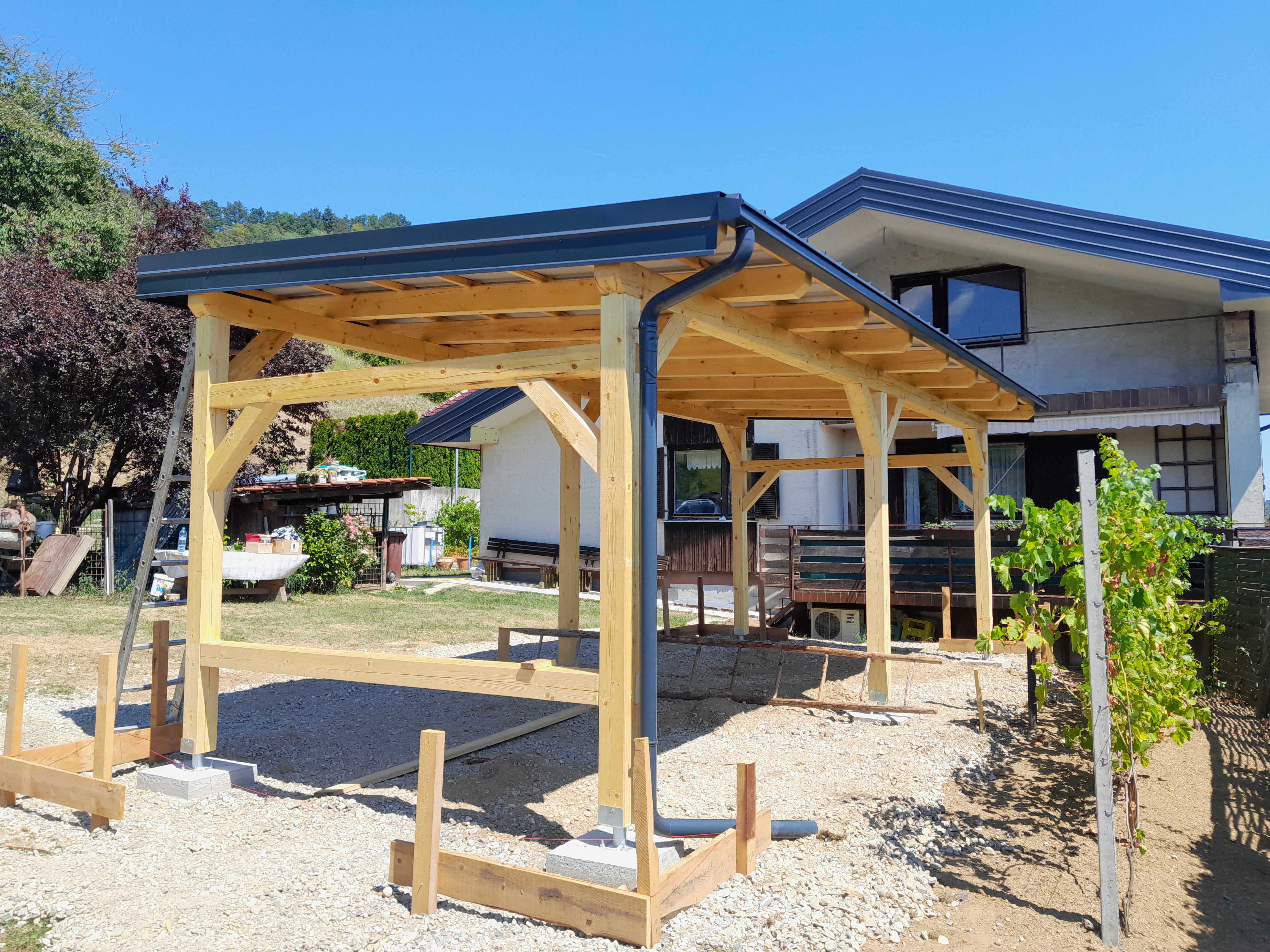 Carport aus Holz im Bau – stabile Holzkonstruktion für individuelle Carportlösung