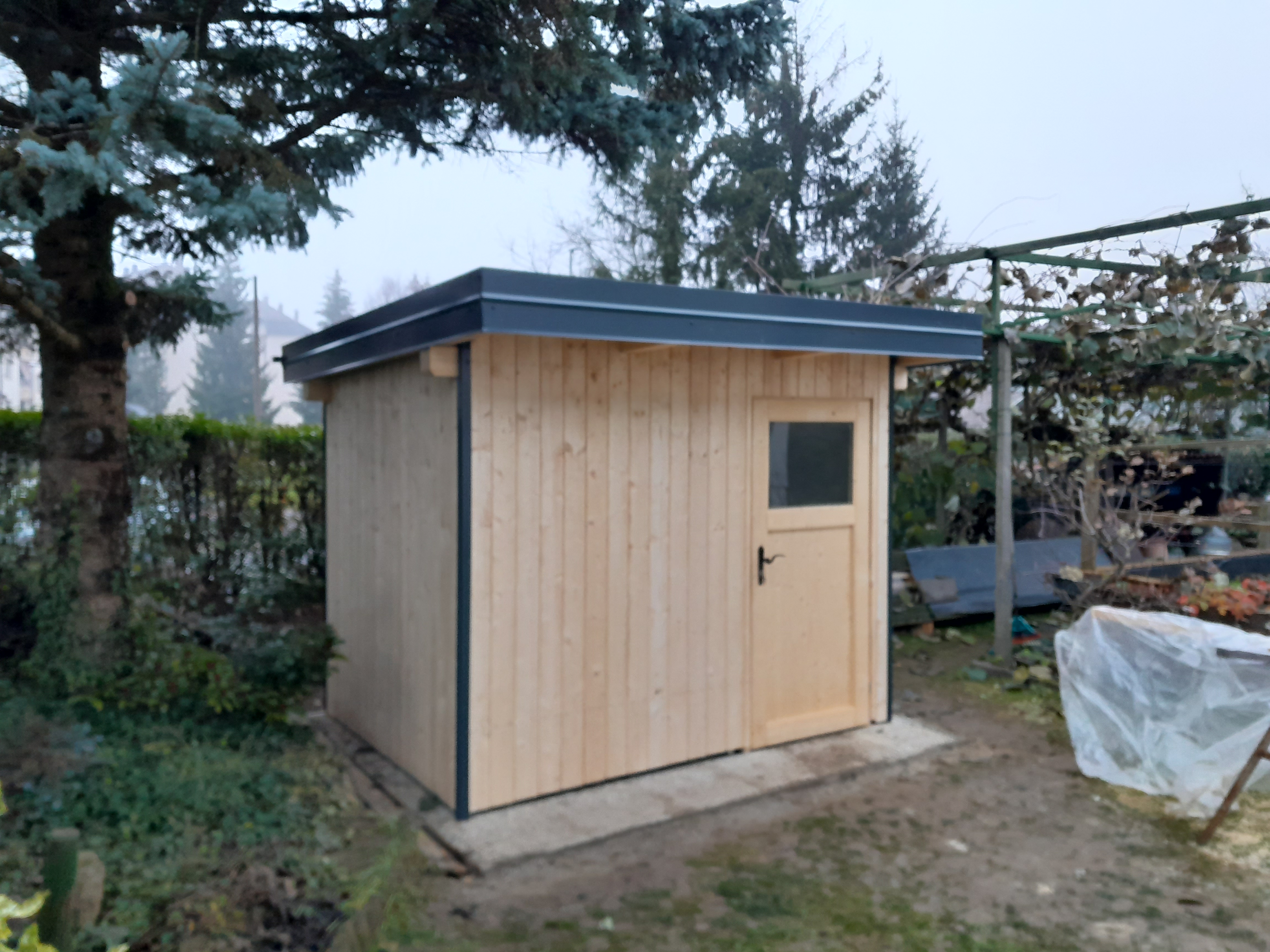 Moderne Gartenhütte aus Holz – individuell gefertigte Gartenhütte im Außenbereich