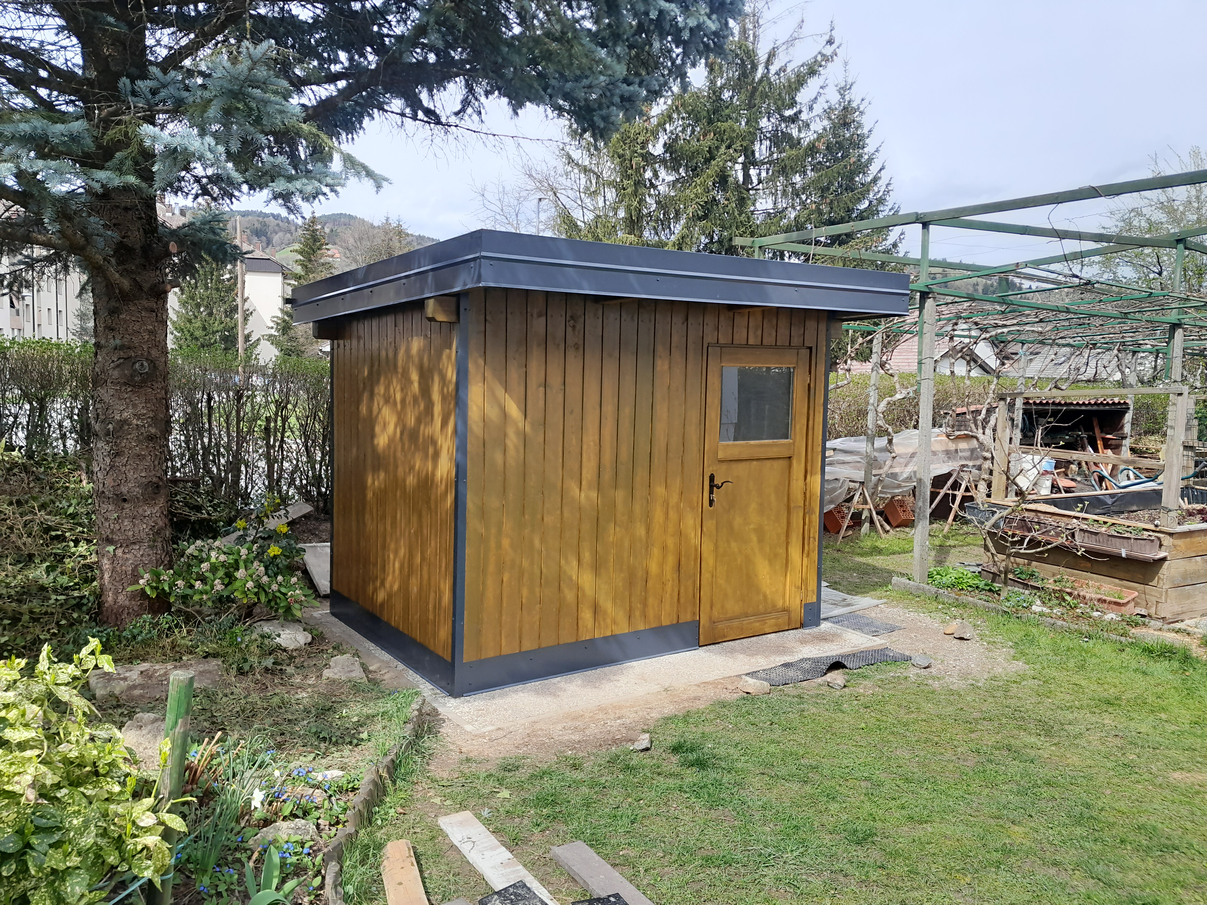 Gartenhütte nach Maß aus Holz – kompakte Lösung für Garten und Stauraum