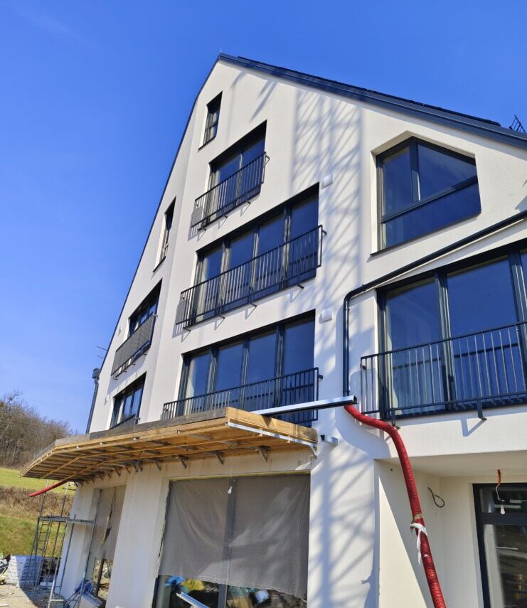 Neubau mit Balkonen und Metallgeländern – hochwertige Ausführung von Geländern und Überdachungen