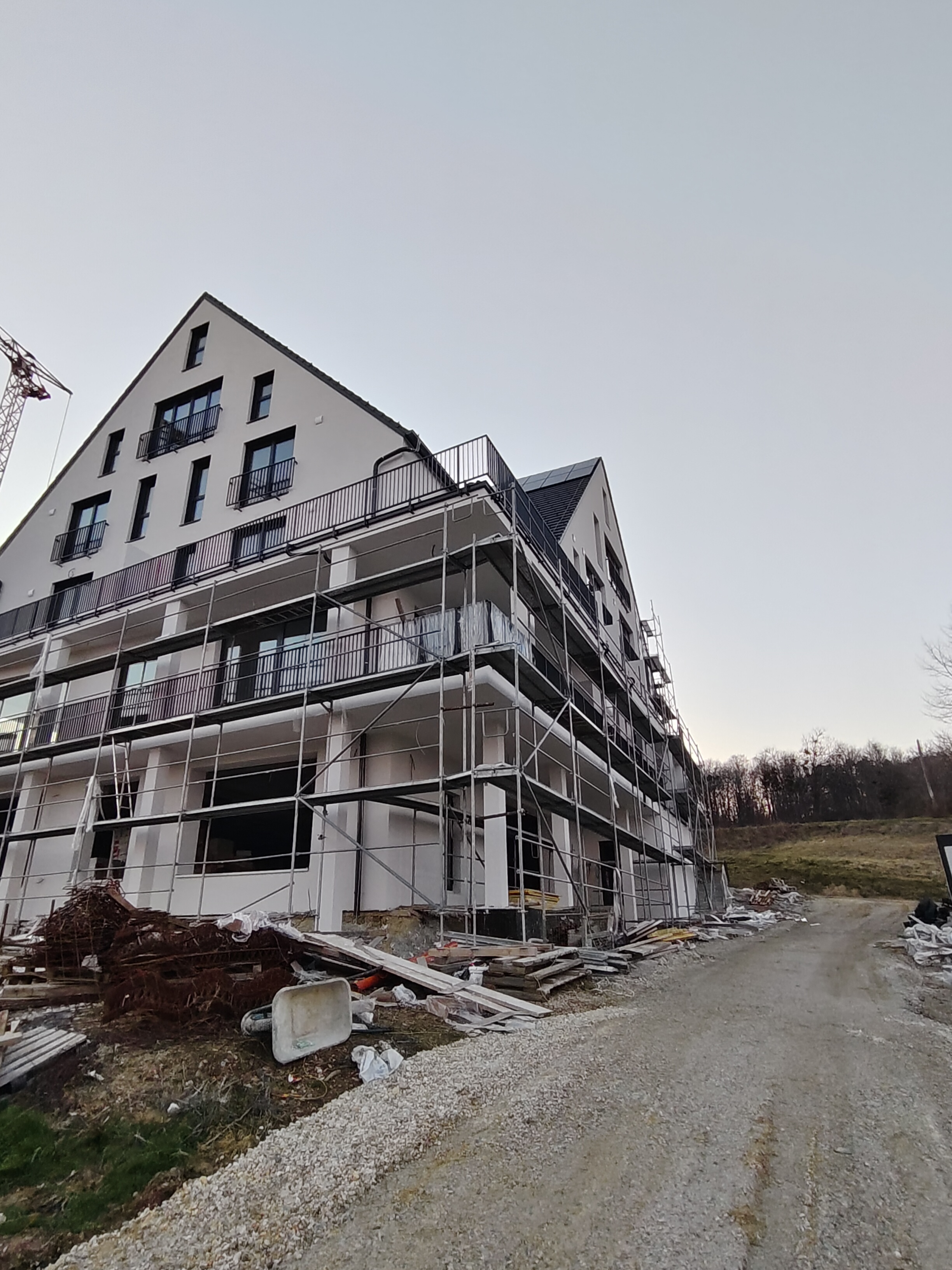 Balkongeländer aus Metall bei Hotelbau – moderne Geländerlösung für Mehrfamilienhaus