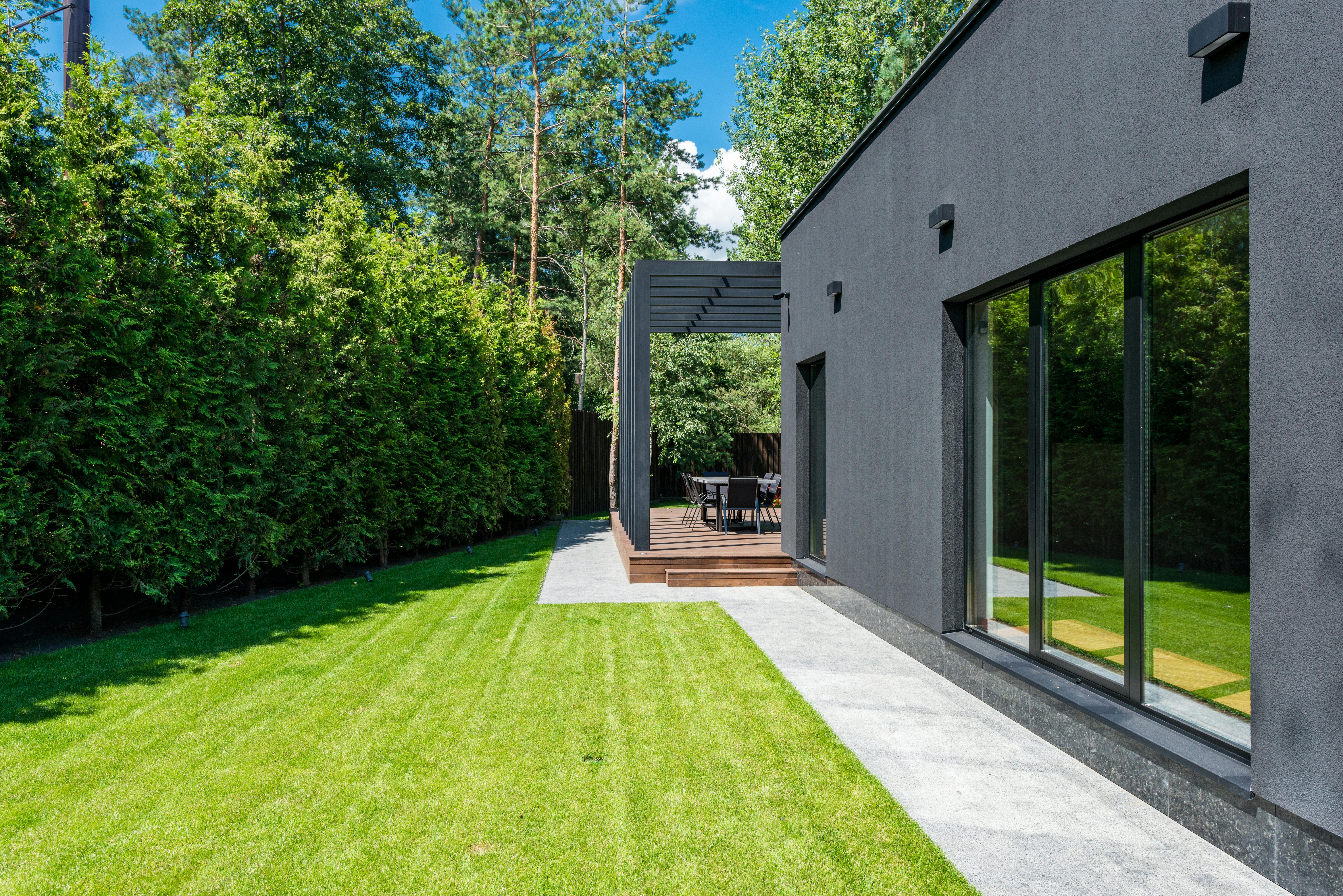 Überdachung für Terrasse und Garten – moderne Lösung am Wohnhaus