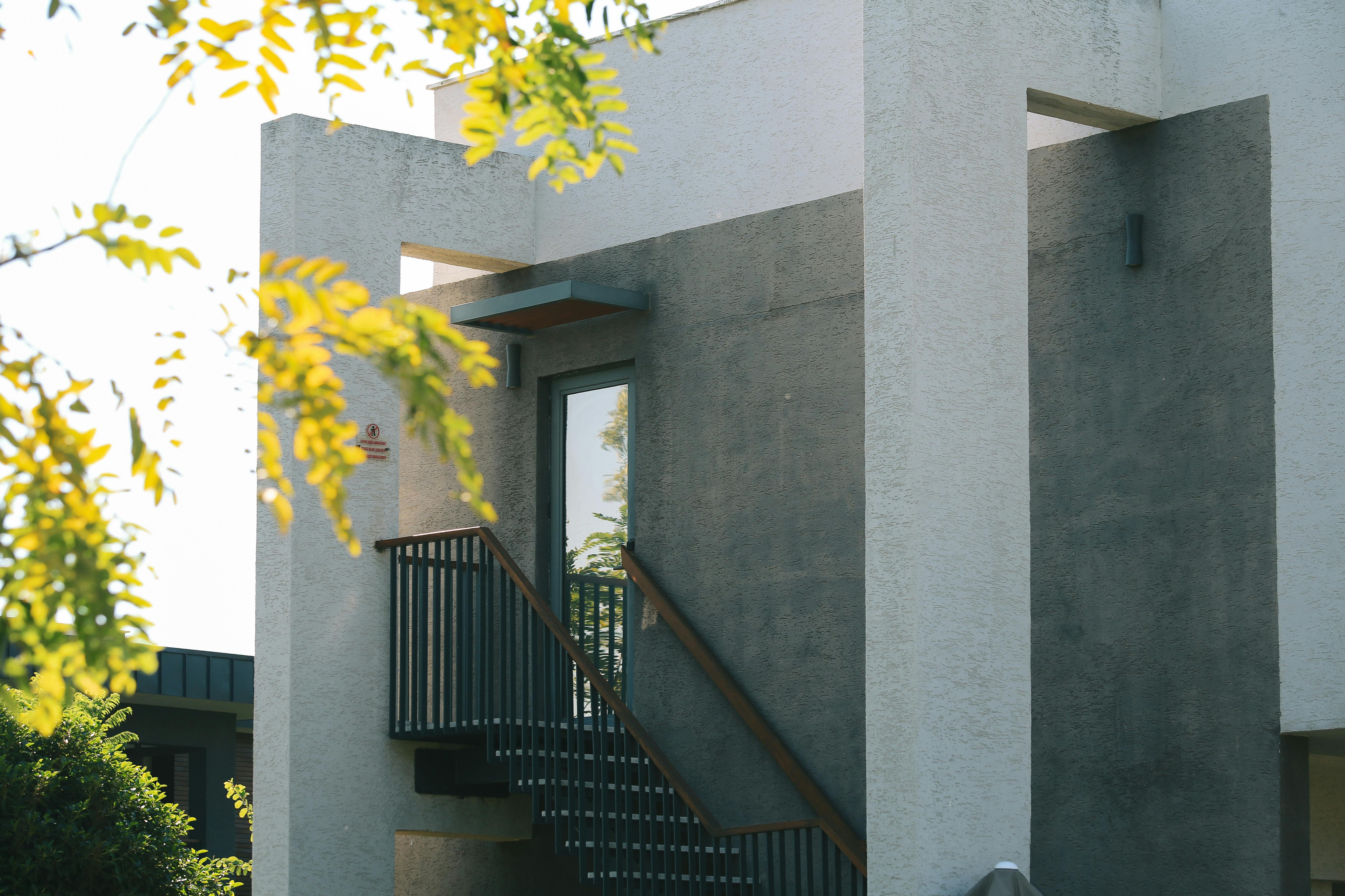 Metallgeländer rund um modernes Wohnhaus