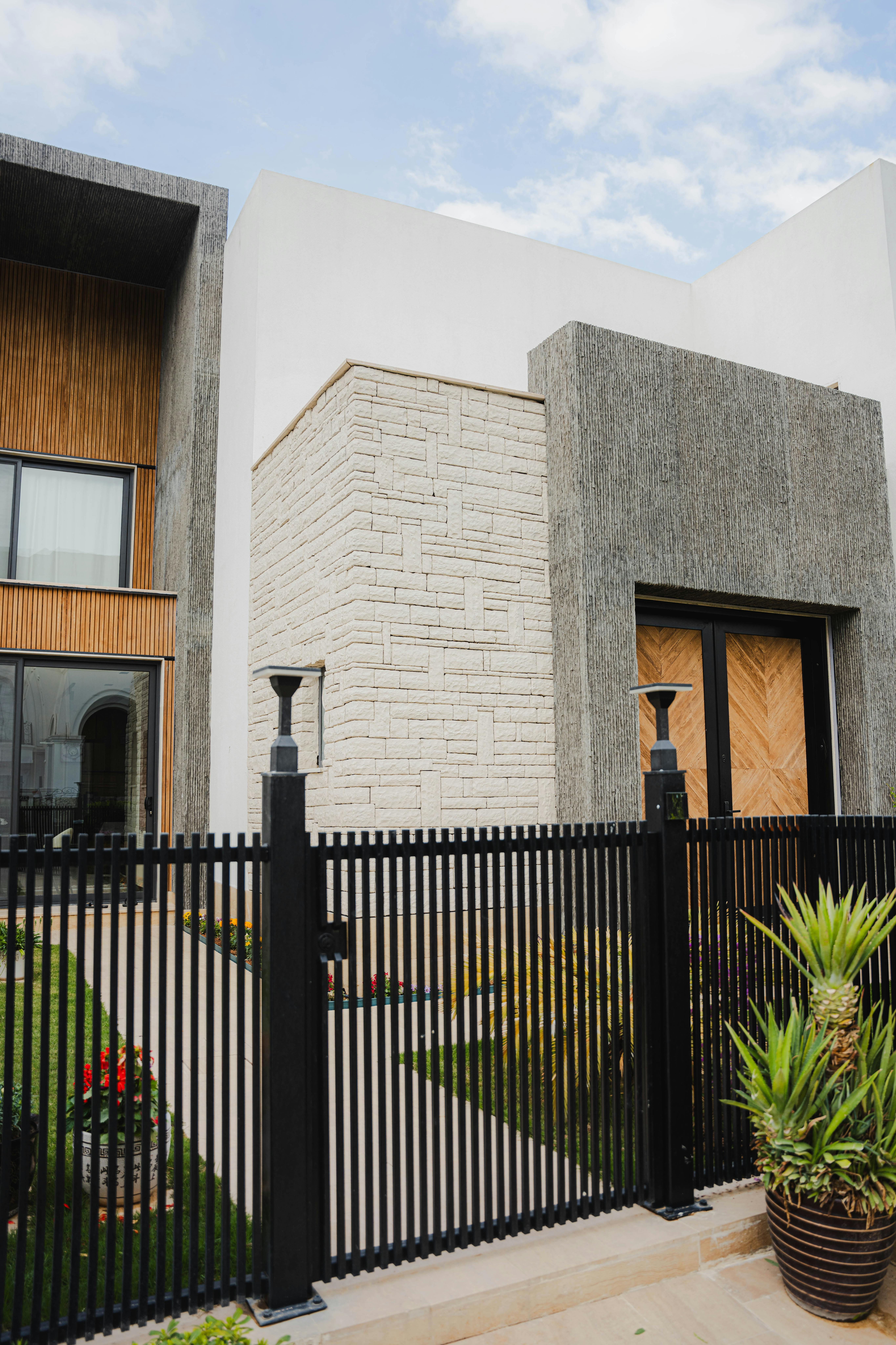 Modernes Metallgeländer mit Toranlage – sichere und elegante Lösung für Grundstück und Eingang