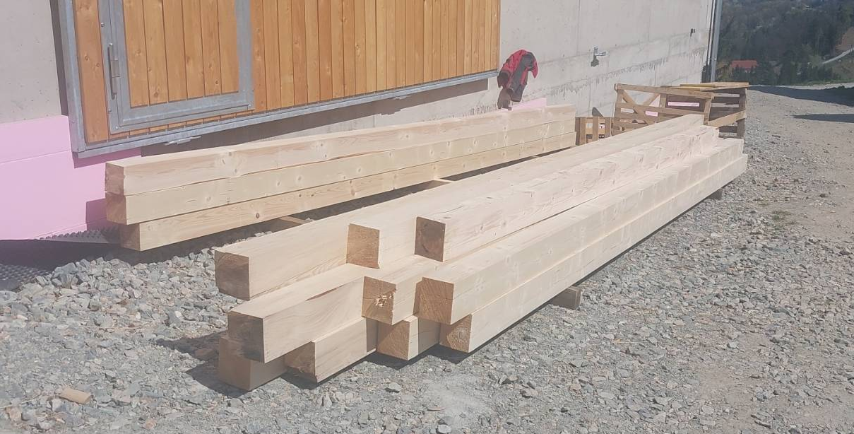 Bauholz Lieferung für Carport Projekt in der Südsteiermark – Holzbalken für stabile Konstruktionen