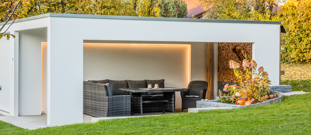 Moderne Terrassenüberdachung mit Sitzbereich im Garten – Überdachung nach Maß für Terrasse und Außenbereich