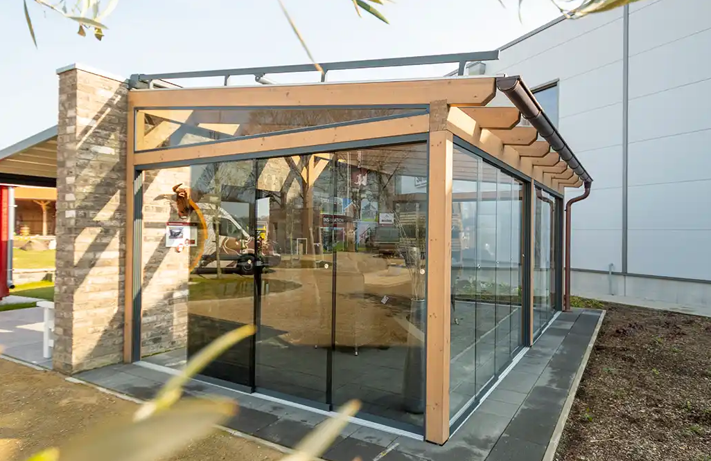Holz Überdachung im Garten im Aufbau – maßgefertigte Terrassenüberdachung aus Holz